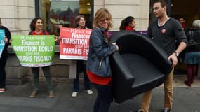 A Lyon ce lundi, des "faucheurs" ont réquisitionné 3 chaises dans une agence HSBC.