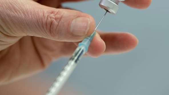 Un professionnel de santé prépare une seringue avant une vaccination contre le Covid-19, le 12 février 2021 à Suttgart (Allemagne)