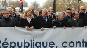Yaël Braun-Pivet accompagnée de Nicolas Sarkozy, Gérard Larcher, Élisabeth Borne et François Hollande à Paris le 12 novembre lors de la marche contre l'antisémitisme 