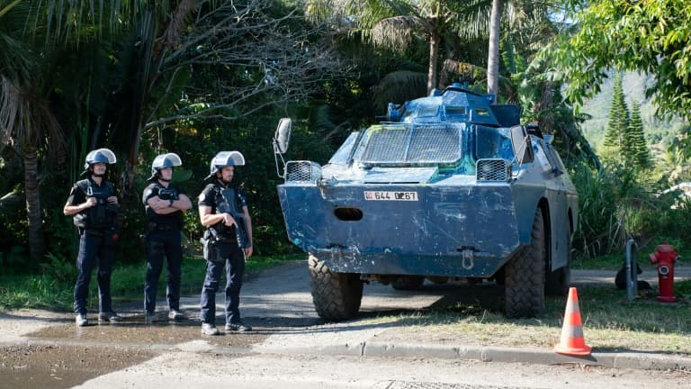 Des gendarmes contrôlent la portion de route bordant le fief indépendantiste de Saint-Louis au Mont-Dore, en Nouvelle-Calédonie le 8 octobre 2024
