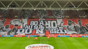 Le tifo à l'envers des supporteurs lillois lors du derby face à Lens, le 30 mars 2025.