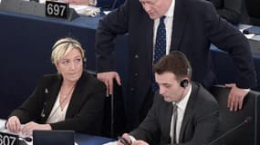 Le député européen FN Bruno Gollnisch (c) aux côtés de la présidente du Front national Marine Le Pen et de son vice-président Florian Philippot, durant un vote au Parlement européen à Strasbourg, le 29 avril 2015