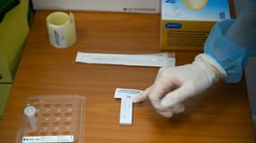 Test rapide antigénique dans une pharmacie à Paris, le 30 octobre 2020