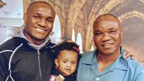 Kamara Usman (à gauche) avec sa fille Samirah et son père Muhammed 