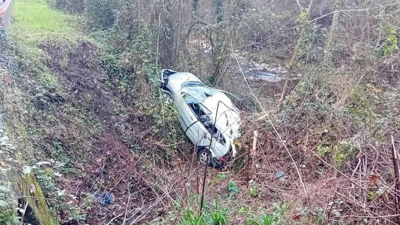 Une voiture fait une chute de dix mètres à Contes (Alpes-Maritimes), le 30 novembre 2024.