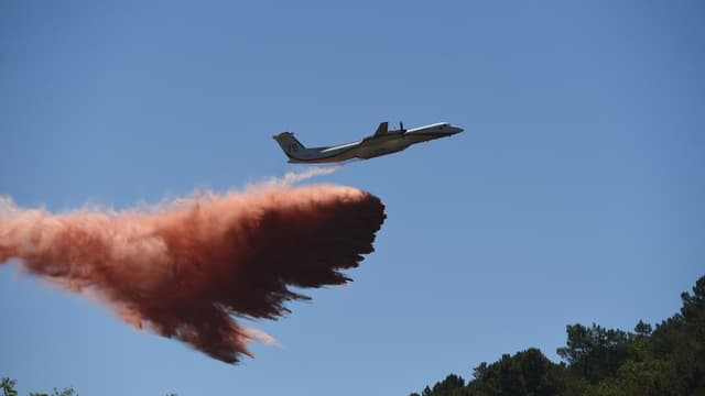 Un avion bombardier d'eau intervenant sur l'incendie dans les Cévennes, près de Bessèges, le 8 juillet 2022