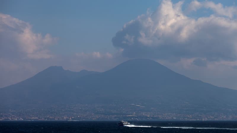 Le Mont Vésuve vu depuis le golfe de Naples, mars 2019 (illustration)