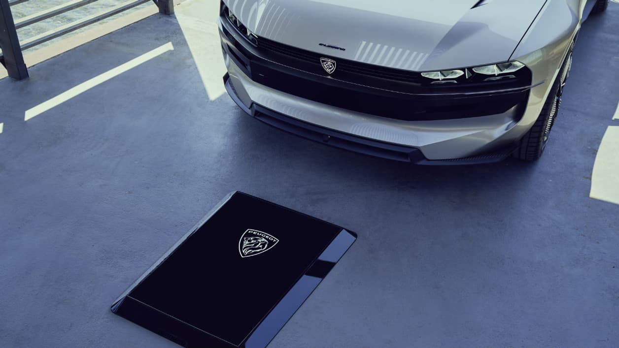 Le support pour la recharge à induction tout comme la face avant du concept reprennent le logo de Peugeot dans les années 60.