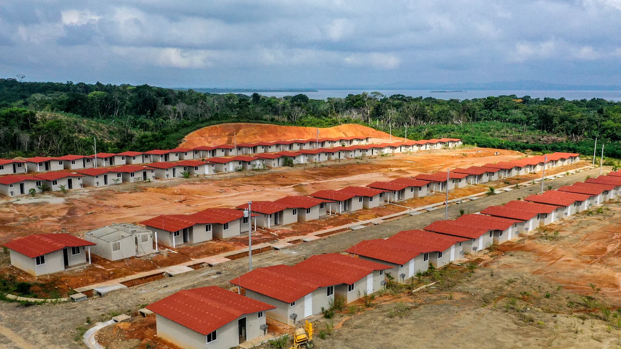 Vue aérienne du quartier où les habitants de l'île de Carti Sugtupu vont déménager, à Carti Port dans la comarque de Guna Yala, sur la côte caraïbe du Panama continental, prise le 30 août 2023