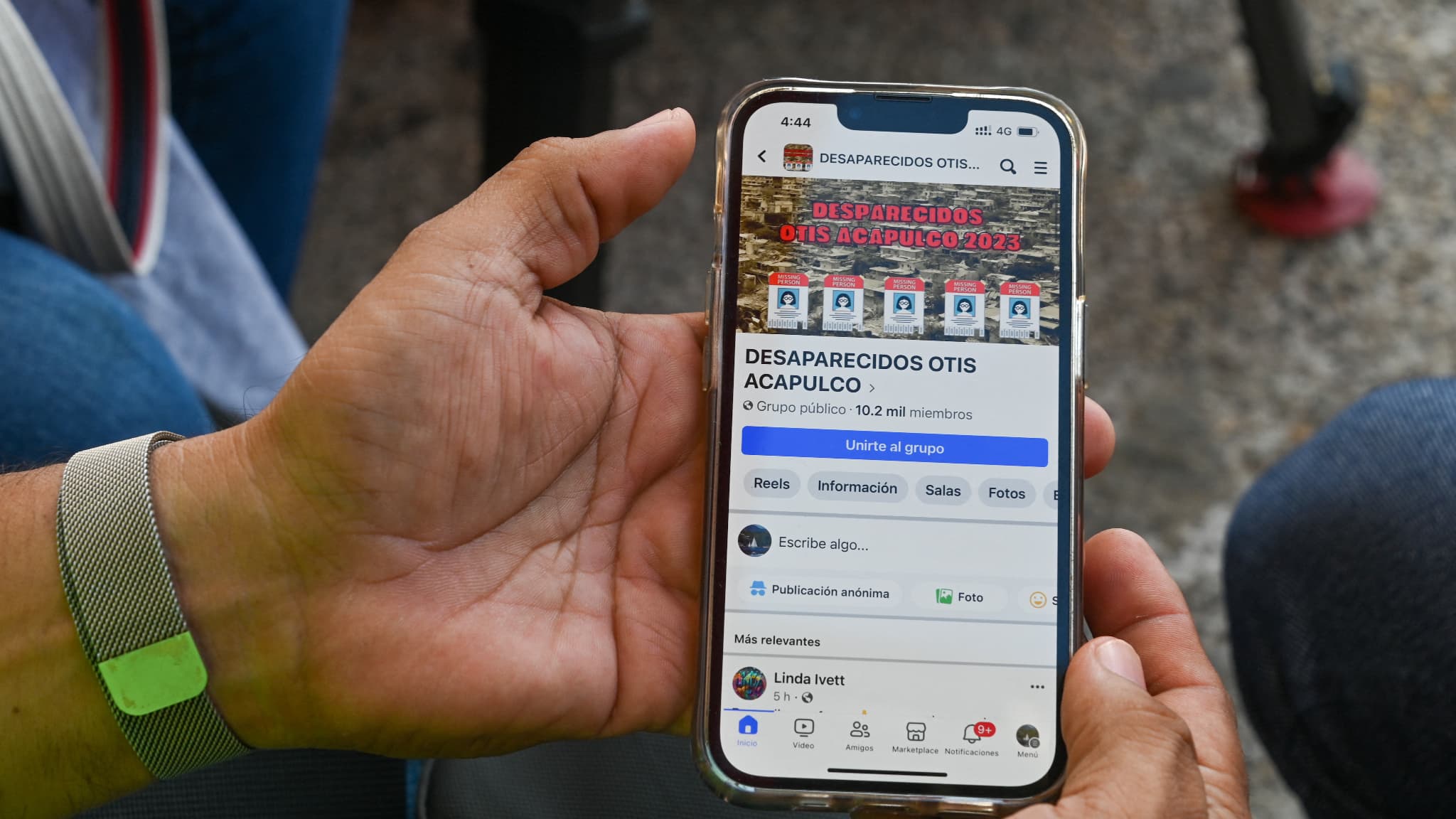 Un homme montre son téléphone portable où il peut voir un réseau social où l'on recherche ses proches disparus après le passage de l'ouragan Otis à Acapulco, dans l'État de Guerrero, au Mexique, le 5 novembre 2023. 