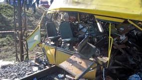 Une collision entre un car et un train de marchandises près de la ville industrielle de Marhanets, dans l'est de l'Ukraine, a fait 43 morts, dont trois garçons âgés de sept à 15 ans. /Photo prise le 12 octobre 2010/REUTERS/Pool
