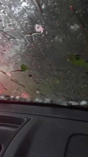 En Auvergne, les grêlons brisent les vitres des voitures - Témoins BFMTV
