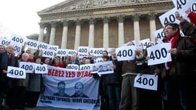 Rassemblement devant l'Assemblée nationale pour Hervé Ghesquière et Stéphane Taponier, les deux journalistes de France Télévisions détenus en Afghanistan depuis 400 jours. Leur comité de soutien a été reçu par les présidents des deux chambres du Parlement