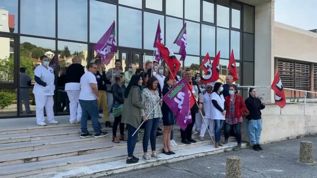 caregivers at Édouard-Toulouse hospital demonstrate against a bed reduction plan