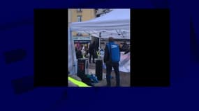 Capture d'écran de la vidéo montrant le stand des militants LaRem malmenés en marge d'une manifestation à Grenoble le samedi 7 décembre