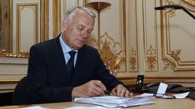 Jean-Marc Ayrault va réunir les partenaires sociaux le 29 mai pour préparer la conférence pour la croissance et l'emploi prévue en juillet, une initiative que le Premier ministre entend inscrire dans la durée. /Photo prise le 17 mai REUTERS/Jacky Naegelen