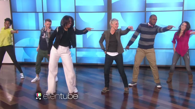 Michelle Obama interprétant sa "gimmefive dance", sur le plateau d'Ellen DeGeneres.
