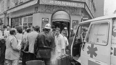 Des pompiers et des sauveteurs devant le restaurant Jo Goldenberg après l'explosion d'une grenade, rue des Rosiers, le 9 août 1982 à Paris