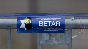 Un autocollant du Betar à Paris, le 13 mars 2015.