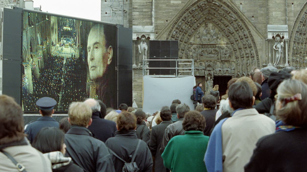 La foule devant la cathédrale Notre-Dame-de-Paris le 11 janvier 1996 La foule devant la cathédrale Notre-Dame-de-Paris le 11 janvier 1996