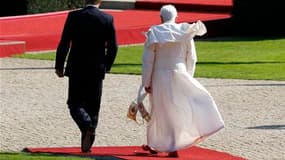 Le président allemand Christian Wulff et Benoît XVI au palais Bellevue, à Berlin. Au premier jour de sa visite en Allemagne, le pape a invité jeudi les catholiques allemands à ne pas s'éloigner de l'Eglise malgré les scandales de pédophilie impliquant des