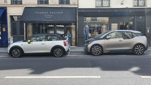 La Mini Cooper SE en charge, avec sa cousine la BMW i3.