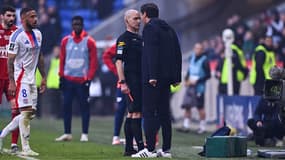 Hors de lui, Paulo Fonseca hurle au visage de l'arbitre, Benoît Millot, le 2 mars 2025