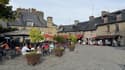 Une terrasse de restaurant dans la ville médiévale de Fougeres. 