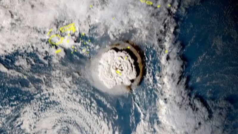 Une image satellite d'une éruption sous-marine qui a causé une colonne de fumée impressionnante près des îles Tonga le 15 janvier 2022