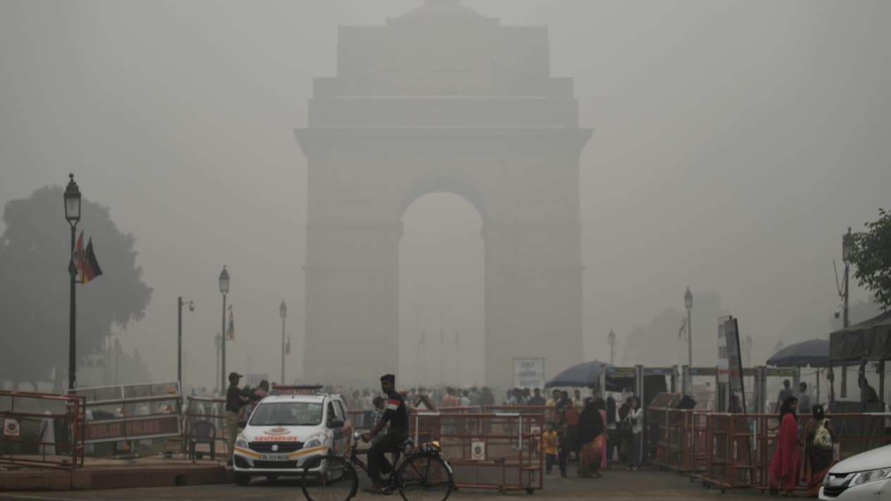 L'India Gate noyé dans un brouillard de pollution, à New Delhi, le 3 novembre 2019 L'India Gate noyé dans un brouillard de pollution, à New Delhi, le 3 novembre 2019