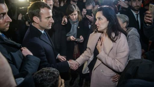 Stéphanie Colonna, la femme de Yvan Colonna, interpelle le président Emmanuel Macron à la sortie d'un musée à Ajaccio, le 6 février 2018