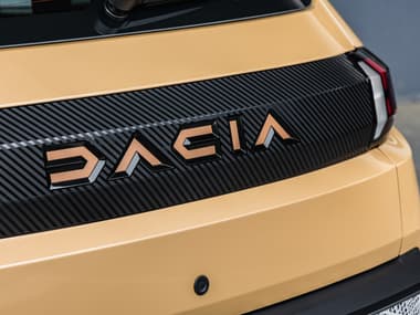 L'arrière de la Spring, avec le logo Dacia en toutes lettres.