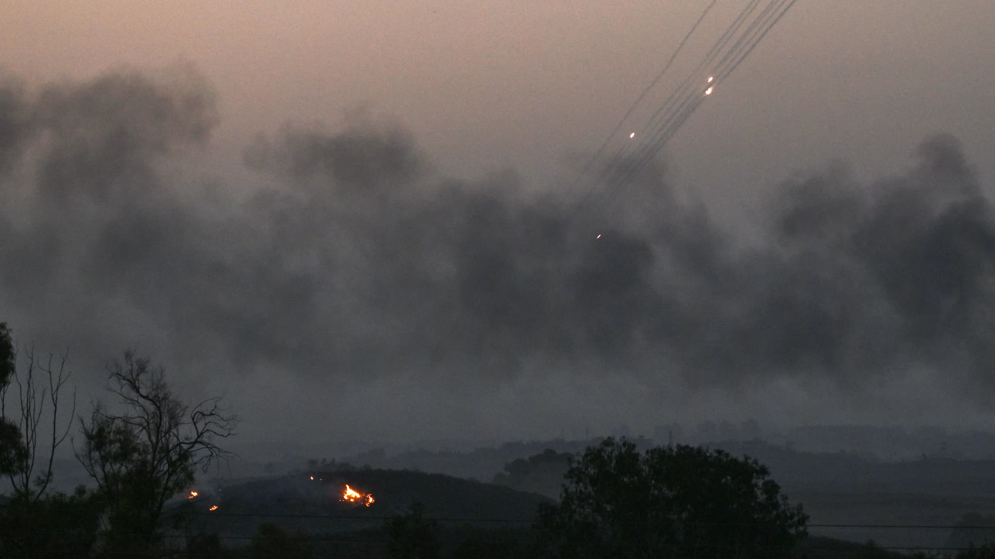 Une photo prise dans la ville de Sderot, au sud d'Israël, montre des roquettes tirées depuis Gaza en direction d'Israël le 28 octobre 2023, alors que les combats se poursuivent entre Israël et le groupe palestinien Hamas. Une photo prise dans la ville de Sderot, au sud d'Israël, montre des roquettes tirées depuis Gaza en direction d'Israël le 28 octobre 2023, alors que les combats se poursuivent entre Israël et le groupe palestinien Hamas.