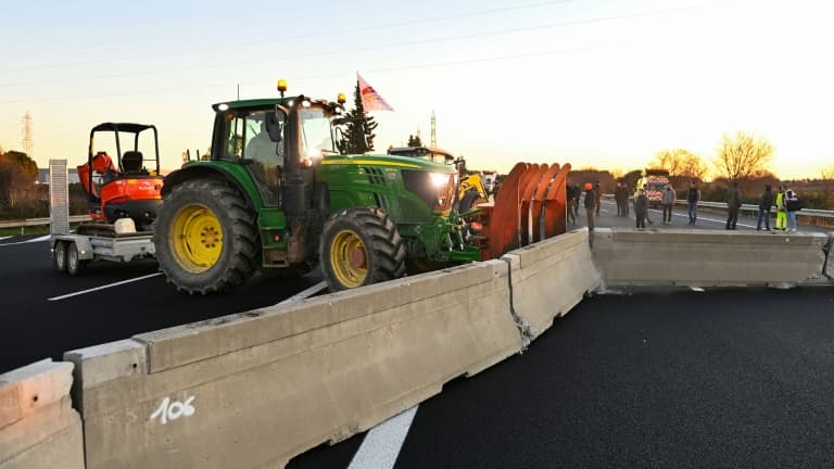 Des agriculteurs bloquent une portion de l'autoroute A9 à hauteur de Nîmes, le 25 janvier 2024.
