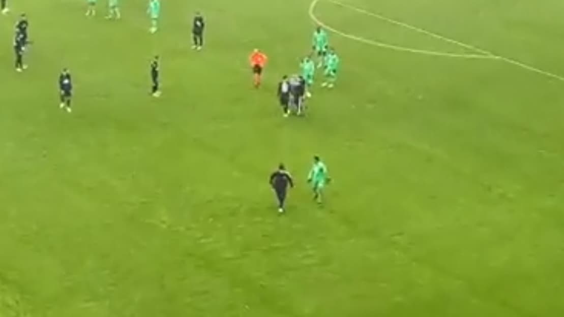 Un streaker entré sur la pelouse de Geoffroy-Guichard pour voir Messi Un streaker entré sur la pelouse de Geoffroy-Guichard pour voir Messi