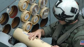Des bouées acoustiques chargées sur un avion américain. Elles se déploieront une fois larguées dans l'eau
