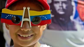 Une jeune fan d'Hugo Chavez, samedi, au Venezuela.