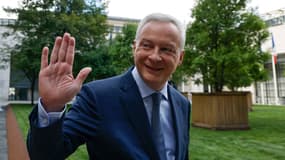 Bruno Le Maire salue les collaborateurs de Bercy avant de faire son discours d'adieux au ministère de l'Économie, jeudi 12 septembre.