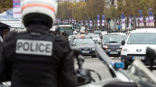 Policiers déployés sur les Champs-Elysées en début d'après-midi ce lundi.