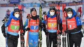 Les biathlètes françaises Anaïs Chevalier-Bouchet, Justine Braisaz-Bouchet, Chloé Chevalier et Anaïs Bescond, posent, le 11 décembre 2021 à Hochfilzen (Autriche), après avoir terminé 3e du relais, remporté par les Suédoises