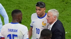 Marcus Thuram en train de discuter avec Kylian Mbappé et Didier Deschamps pendant l'Euro, le 5 juillet 2024