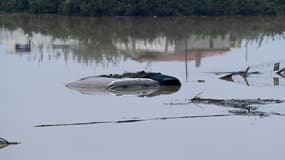 Une voiture sous l'eau près de Valence en Espagne après les inondations qui ont touché le sud-est du pays faisant au moins 51 morts