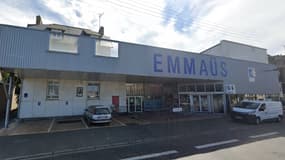 Une boutique Emmaüs rue du Dr Eugène Rahuel, à Saint-Brieuc, dans les Côtes-d'Armor, en avril 2022