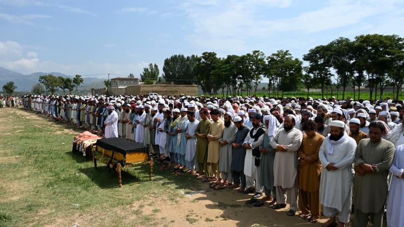 Un rassemblement au Pakistan organisé le 31 juillet 2023 en mémoire des personnes mortes la veille lors d'un attentat revendiqué par Daesh dans la ville de Khar