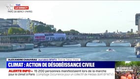 Marche pour le climat: des banderoles anti-macron déployées sur des ponts parisiens