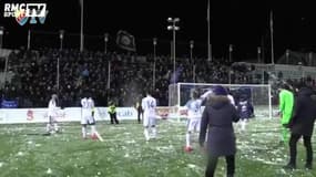Une bataille de boules de neige entre joueurs et supporters !