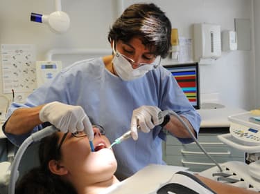 Une dentiste et sa patiente à Quimper en 2017 (photo d'illustration)