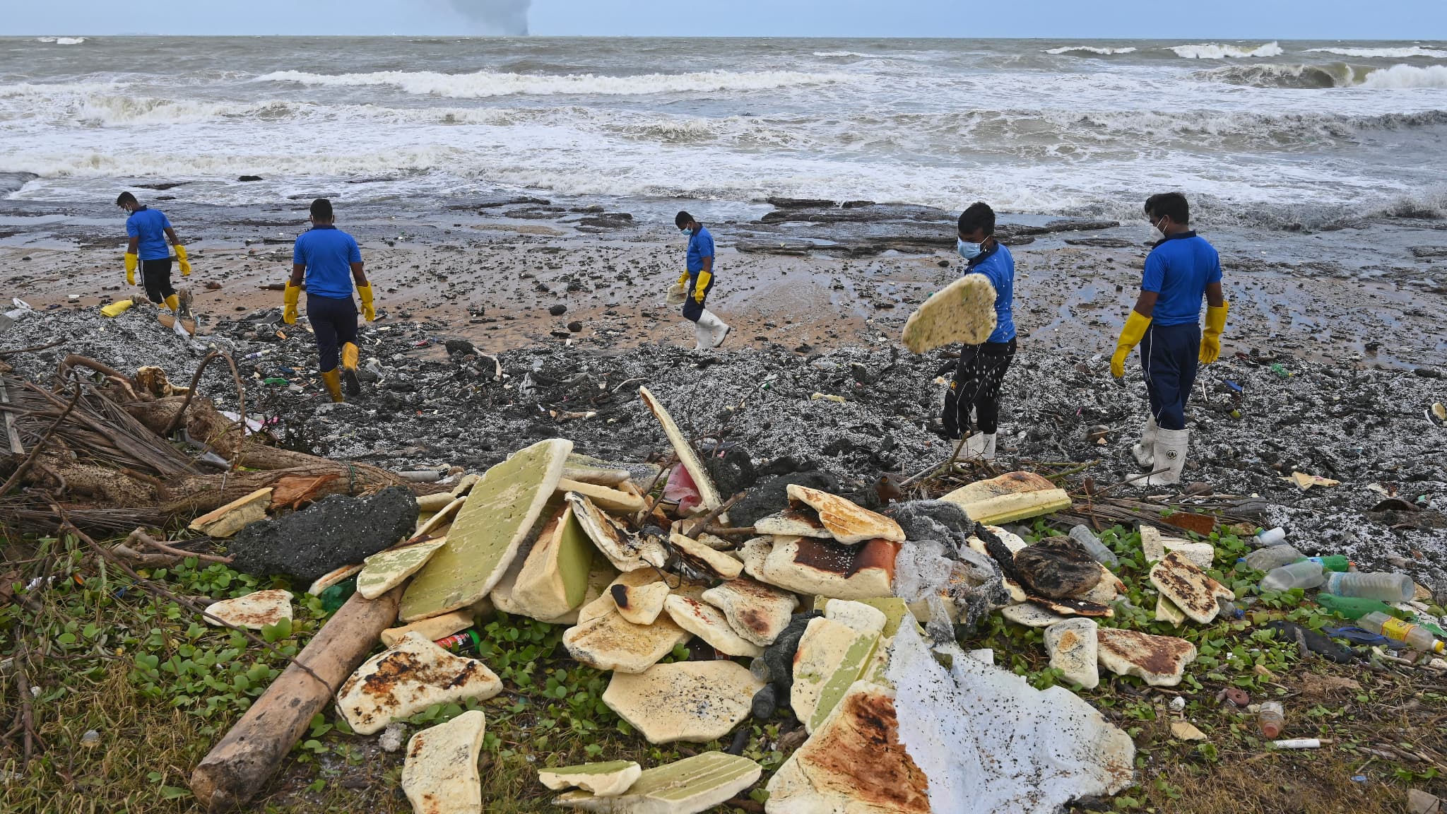 Des débris ramassés sur une plae du Sri Lanka 