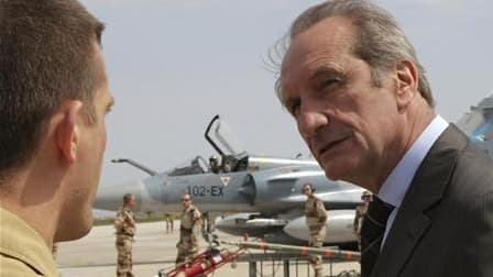 Gérard Longuet en visite sur une base aérienne de Crète d'où la France opère en Libye. La France entend s'inscrire dans la durée pour mener les frappes en Libye et va envoyer des Rafales sur une base de Sicile, dit le ministre de la Défense. /Photo prise