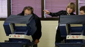 Des citoyens américains votent de façon anticipée dans un bureau de vote de Chicago, dans l'Illinois, le 31 octobre 2016.